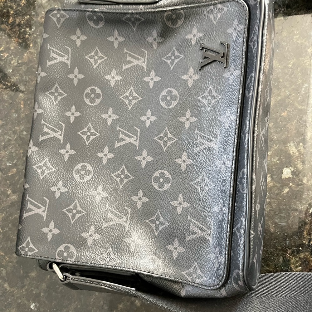 Louis Vuitton Unisex Messenger Bag - Picture 2 of 6